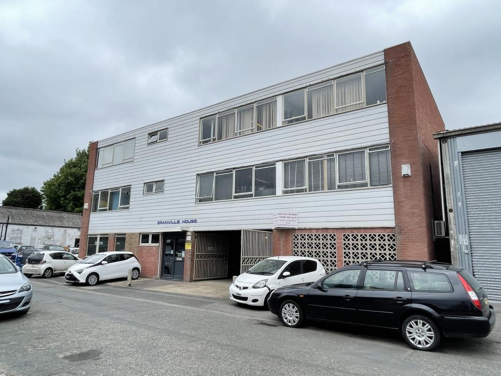 Lot: 82 - SUBSTANTIAL OFFICE BLOCK INVESTMENT WITH FUTURE POTENTIAL FOR DEVELOPMENT -